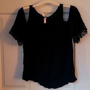 Xhilaration open shoulder 3/4 sleeve flowy shirt